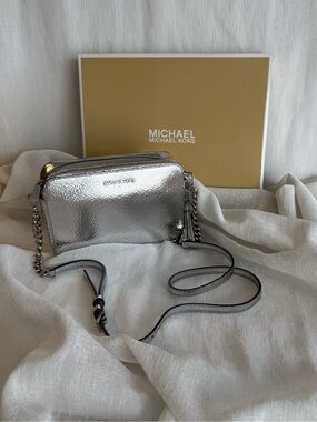 MICHAEL Michael Kors Metallic Silver Pebbled Crossbody Camera Bag